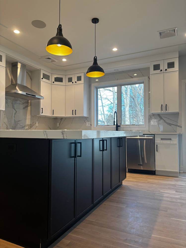 WoodConcept two-tone Profile kitchen — Glacier uppers, Caviar lowers — manufacturer photo