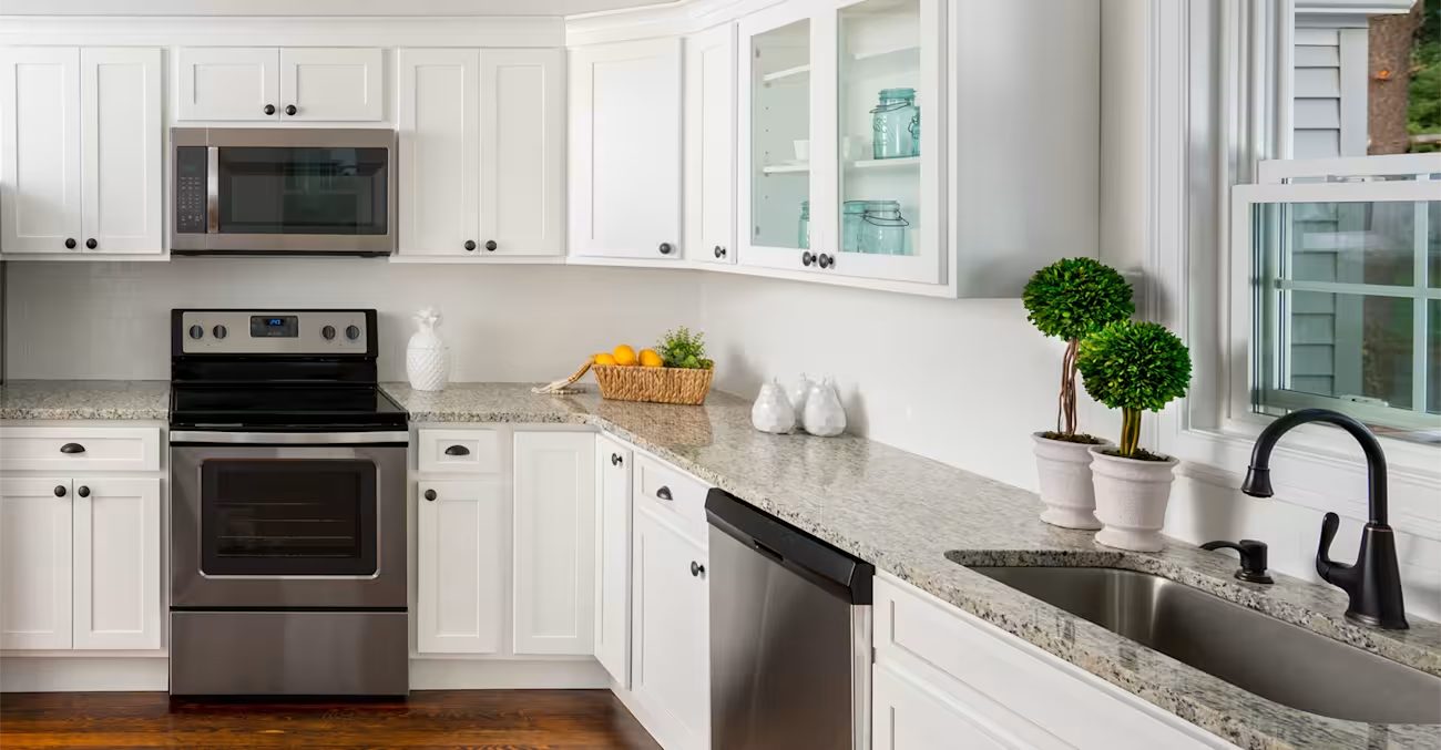 Fabuwood Discovery in Frost kitchen — manufacturer photo