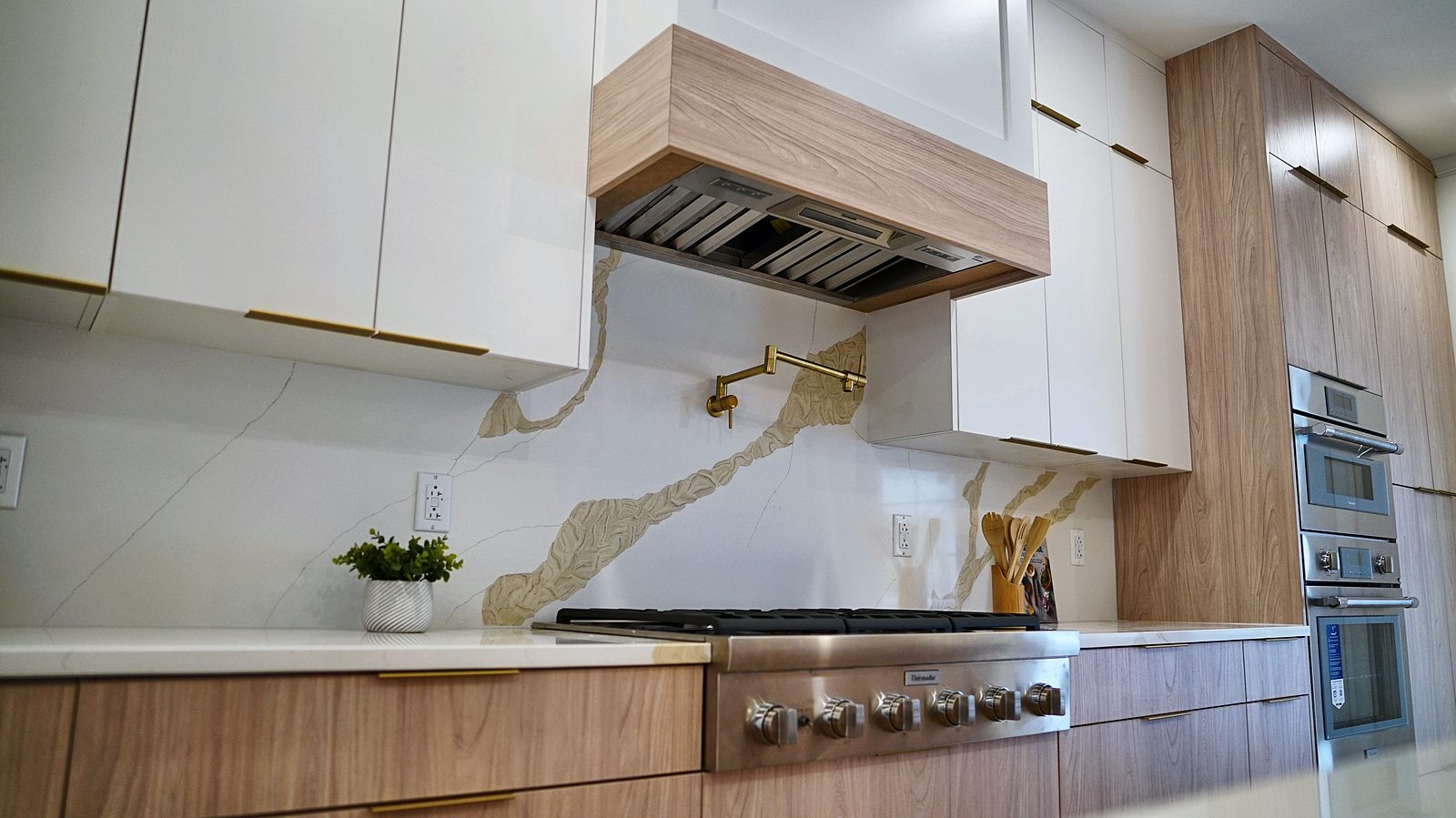Flush oak hood with Calacatta backsplash