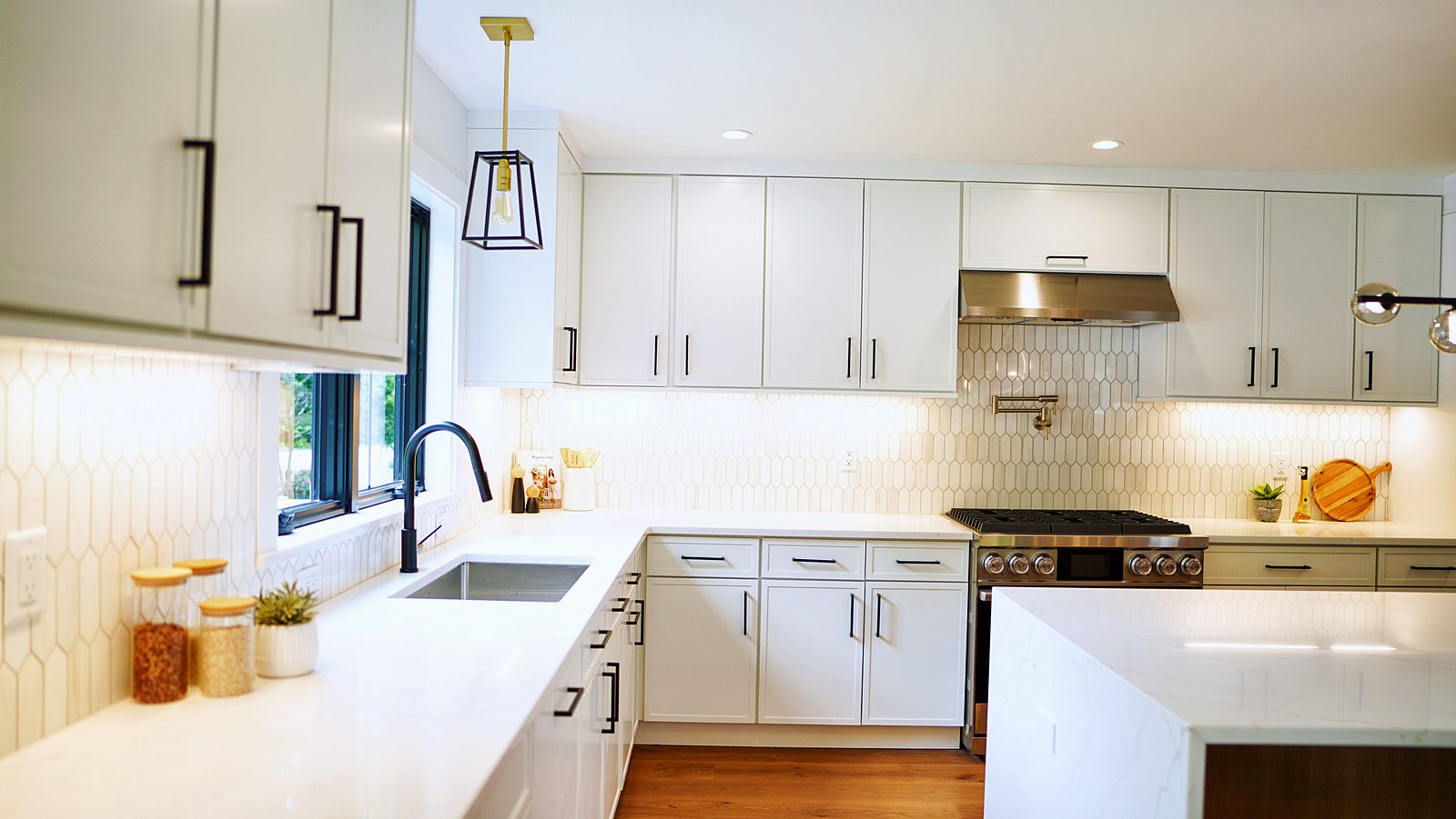 White picket-tile backsplash in Cranford, NJ