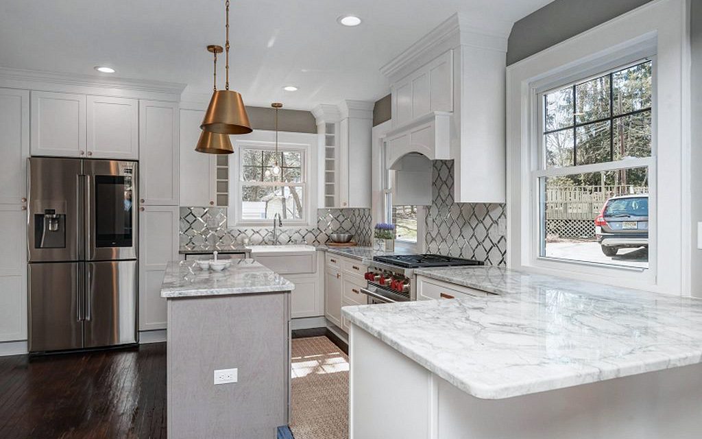 Fabuwood Galaxy door, Frost perimeter, Horizon island (archive label) — Fabuwood Galaxy Frost and Horizon kitchen with brass dome pendants and arabesque tile