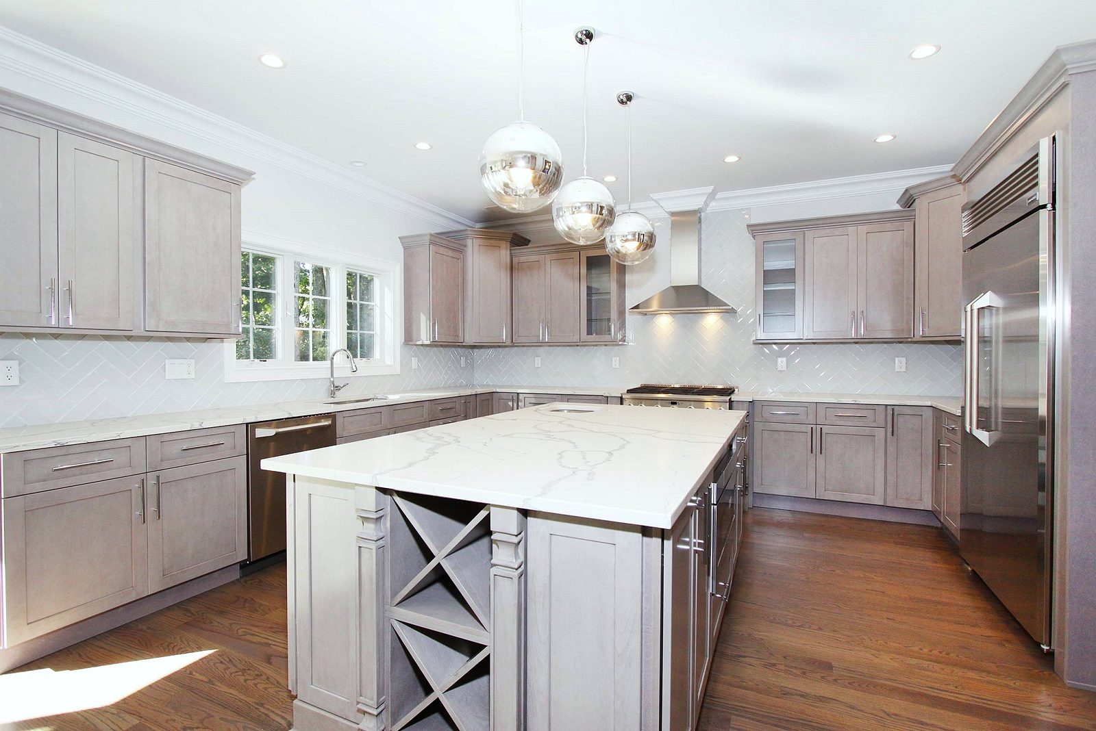 Fabuwood Galaxy door, Horizon gray (archive label) — Fabuwood Galaxy in Horizon gray with a wine-rack island