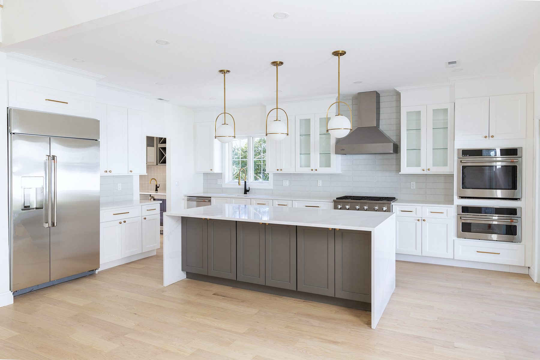 Fabuwood Nexus Frost and Slate kitchen with a double crown and a butler’s pantry