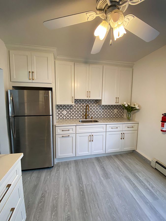FGM Jupiter Ice with a waterjet mosaic backsplash