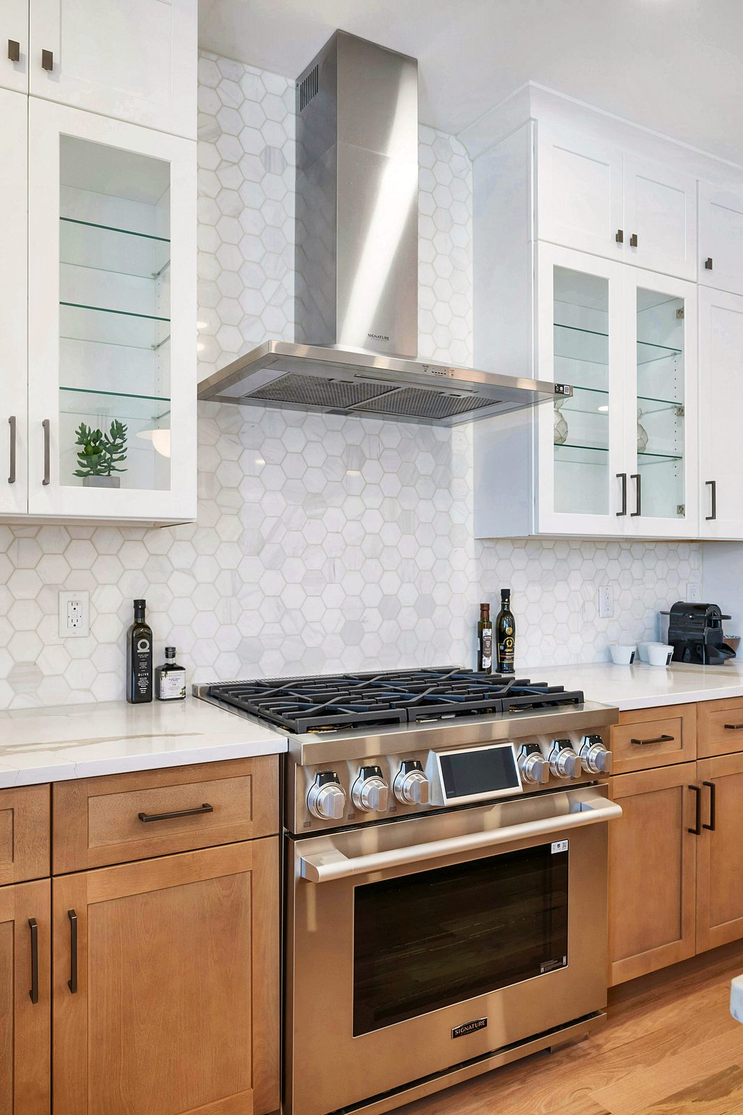 Range wall with marble-look tile