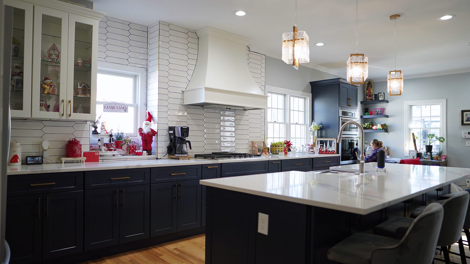 The island with its marble-look quartz top and the hood wall behind