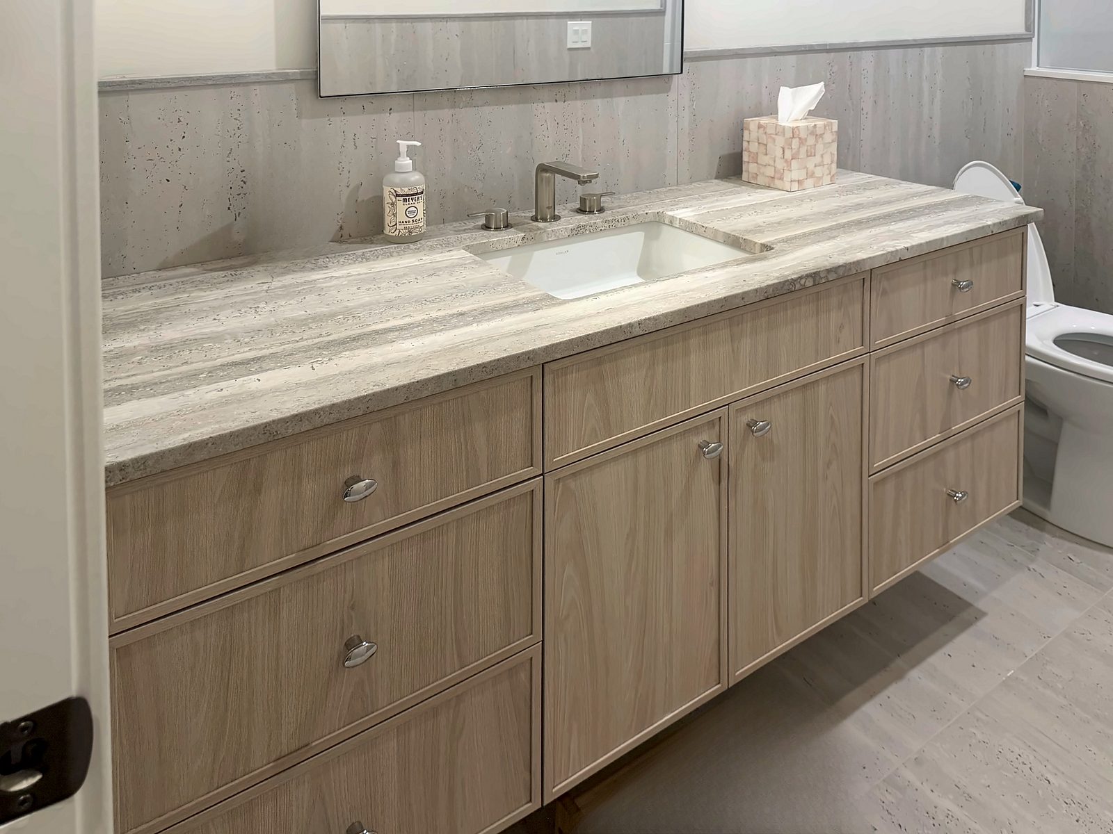 Wall-hung bath vanity in the matching thin-shaker door under a vein-cut slab