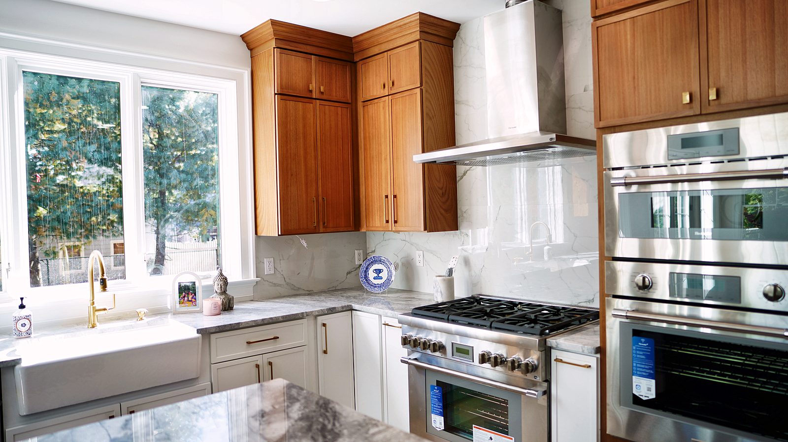 Farmhouse sink, brass faucet and 48-inch range