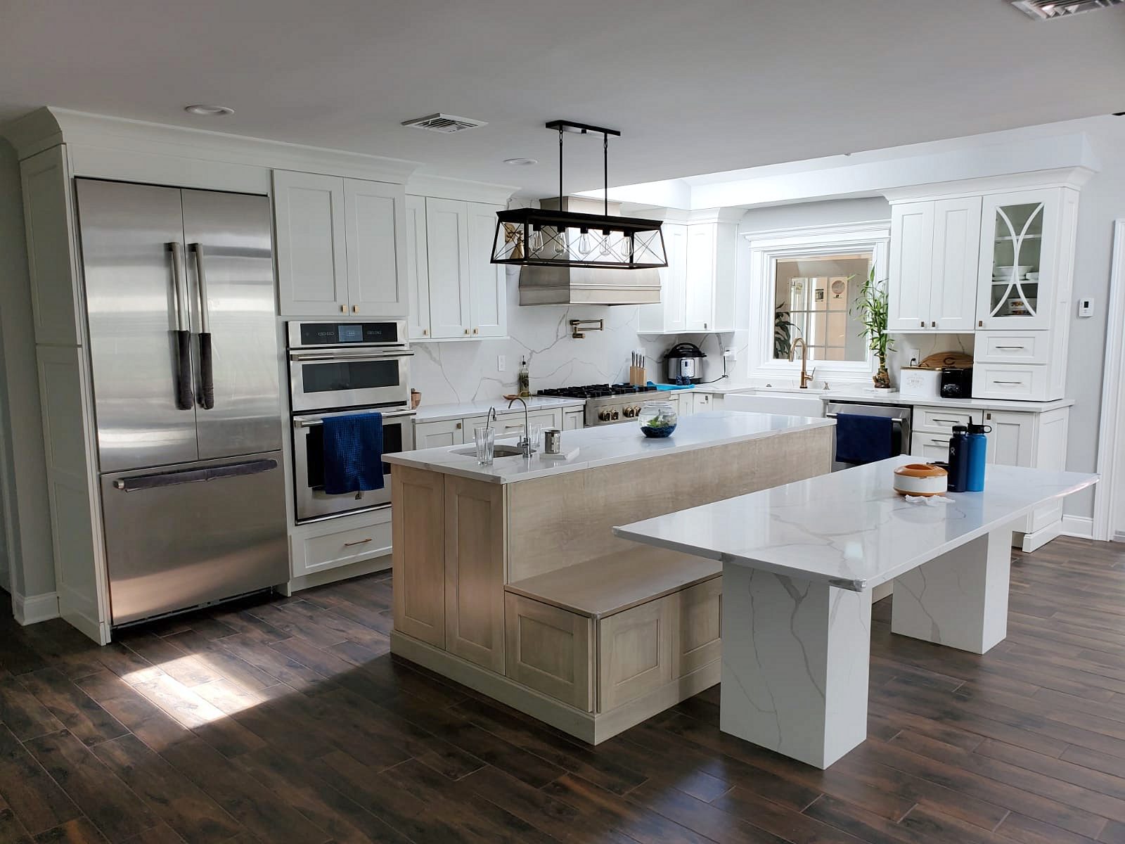 Shiloh Heritage door, Polar perimeter, Seagull island (archive label) — Shiloh Heritage kitchen in Polar and Seagull with a bench island and a gray wood hood