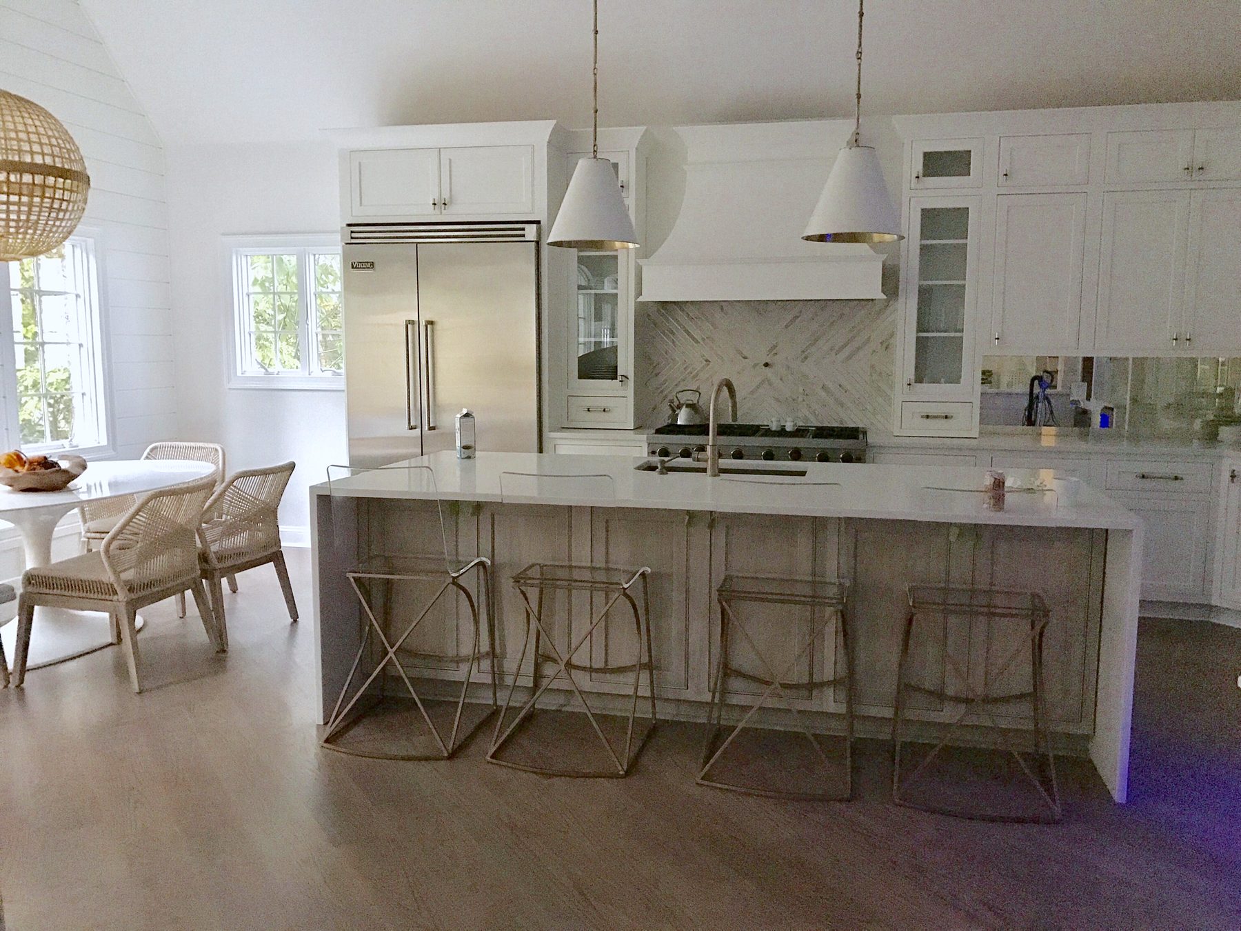 Shiloh Heritage kitchen in Polar and Seagull with a full-height marble backsplash