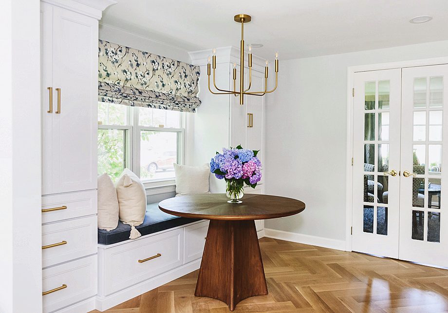 Built-in banquette with round table