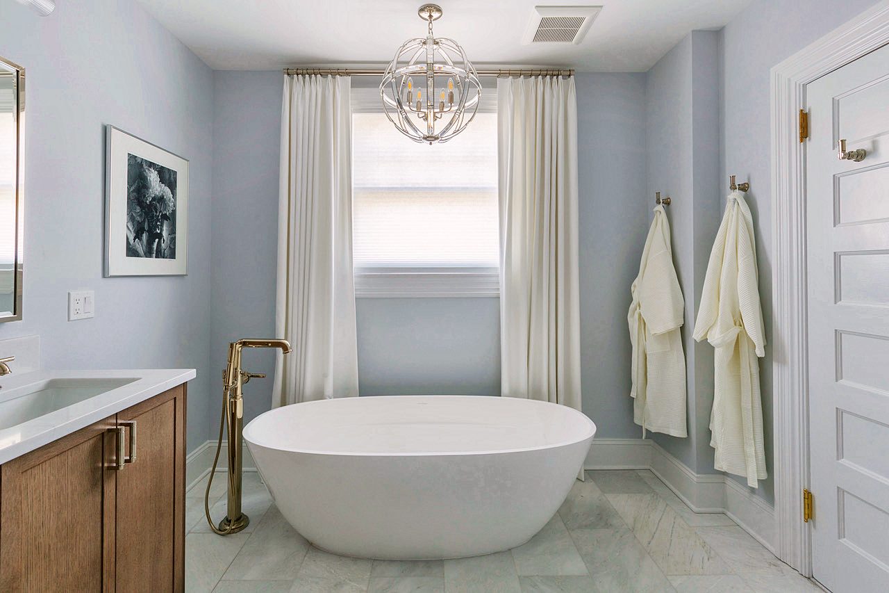 Freestanding tub in the window