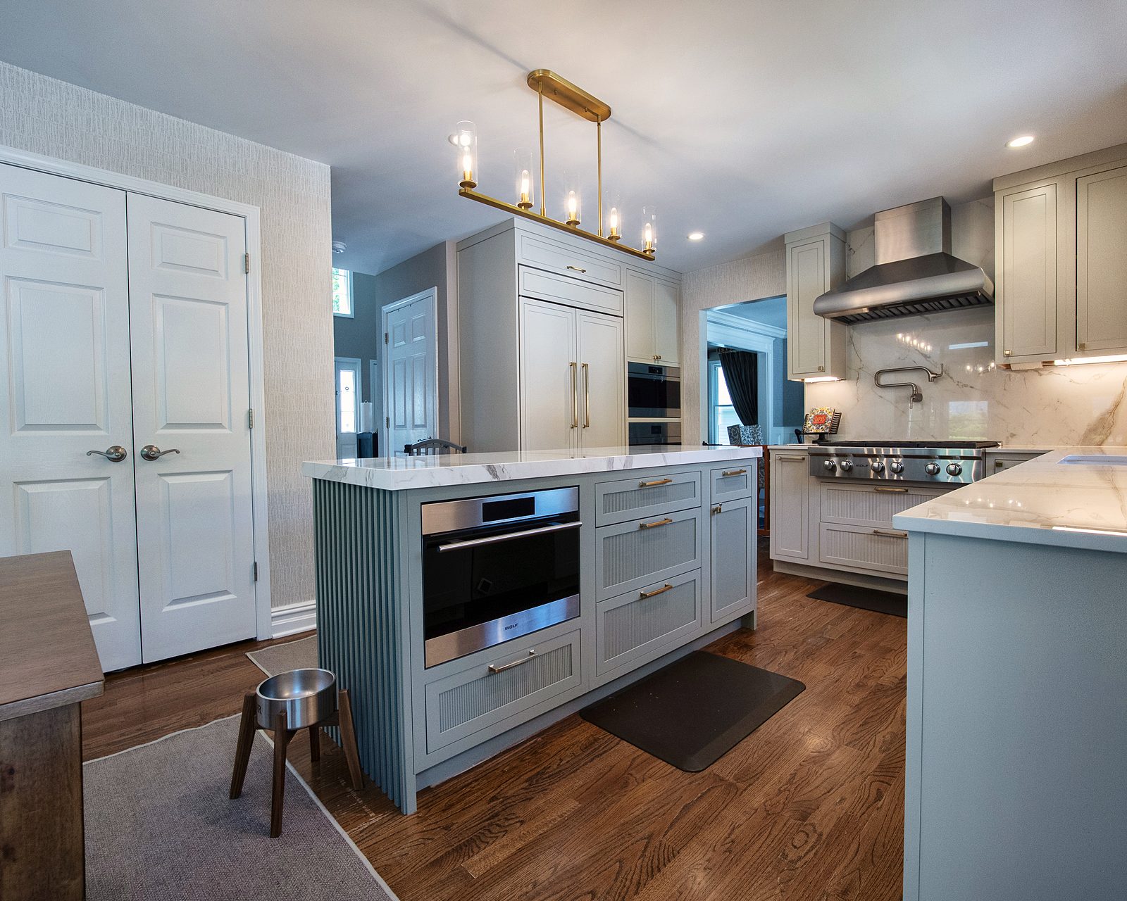 Reeded island with drawer microwave