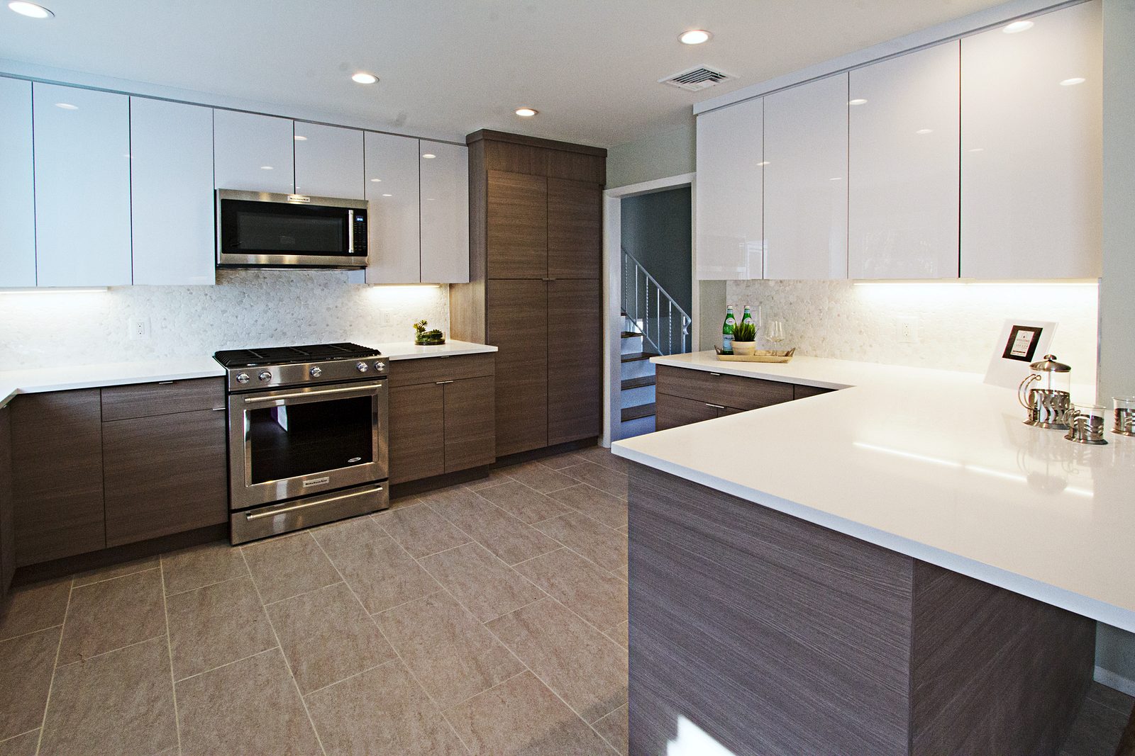 White high-gloss acrylic slab doors — White high-gloss and wood-grain slab kitchen
