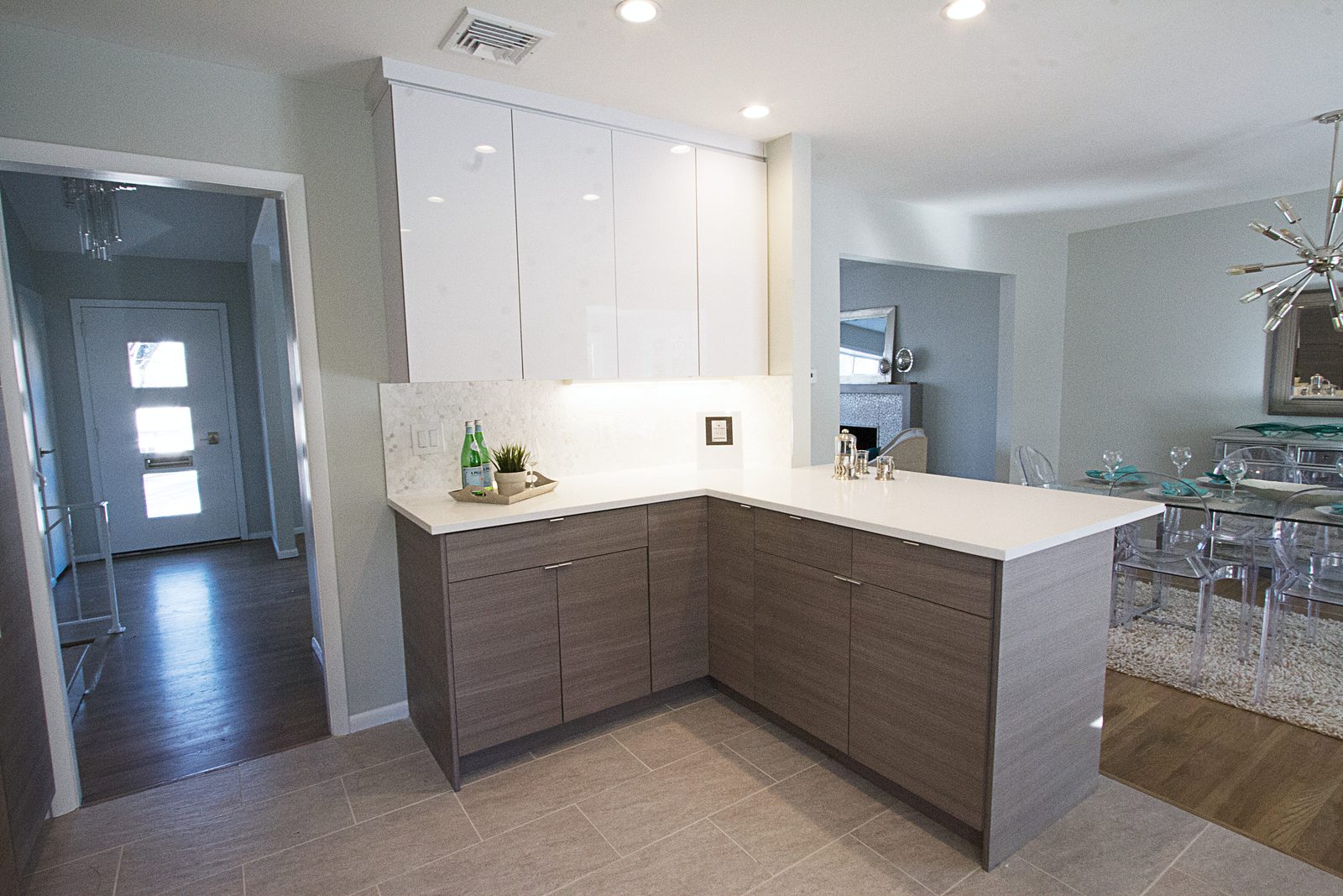 L-shaped layout with a peninsula — White high-gloss and wood-grain slab kitchen