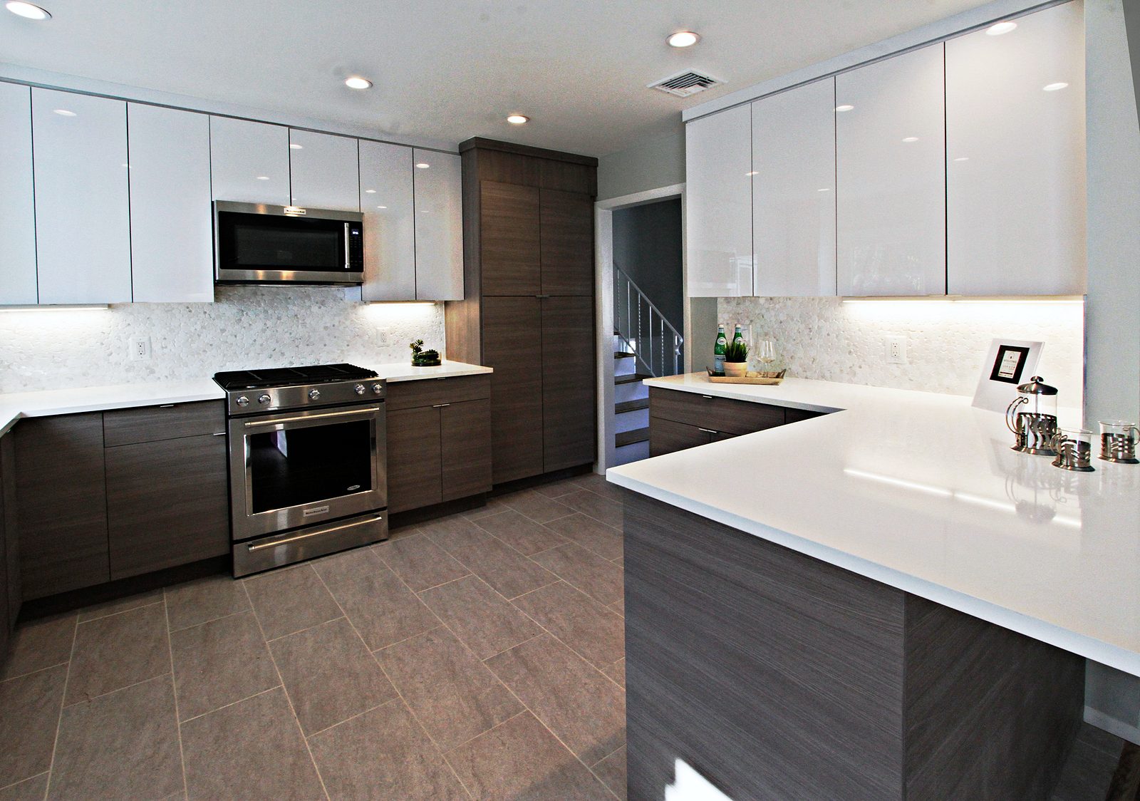 White high-gloss and wood-grain slab kitchen — photo 6