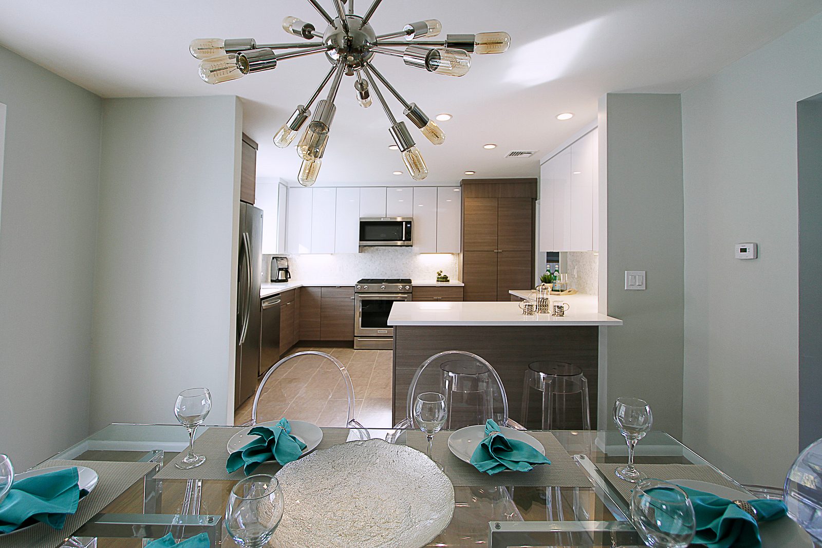 White high-gloss and wood-grain slab kitchen — photo 7